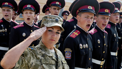 Así empieza el curso escolar en una escuela de cadetes en Kiev, Ucrania. REUTERS / Valentyn Ogirenko
