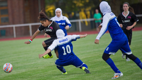 Irán VS Alemania, el partido de fútbol femenino jugado en Berlín deja instantáneas como esta. REUTERS / Stefanie Loos