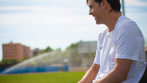 Fernando Morientes sonríe durante la entrevista en el cesped del estadio Fernando Torres.- CHRISTIAN GONZÁLEZ