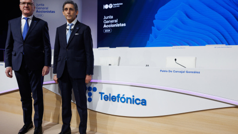 El presidente de Telefónica, José María Álvarez-Pallete (d), y el consejero delegado de la operadora, Angel Vilá (i), posan antes del inicio de la junta de accionistas celebrada en la sede de la compañía en Madrid. EFE/ Sergio Pérez