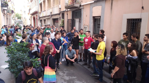 Acció contra el desnonament d'un immoble ocupat comprat a la Sareb pel fons d'inversió Talisman Capital SL. @HabitatgeSants Acció contra el desnonament d'un immoble ocupat comprat a la Sareb pel fons d'inversió Talisman Capital SL. @HabitatgeSants