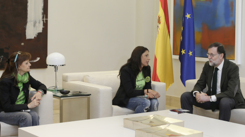 El presidente del Gobierno, Mariano Rajoy, recibe en el Palacio de la Moncloa a una delegación del colectivo "Las Kellys", que representa a las camareras de piso. El presidente del Gobierno, Mariano Rajoy, recibe en el Palacio de la Moncloa a una delegación del colectivo "Las Kellys", que representa a las camareras de piso.