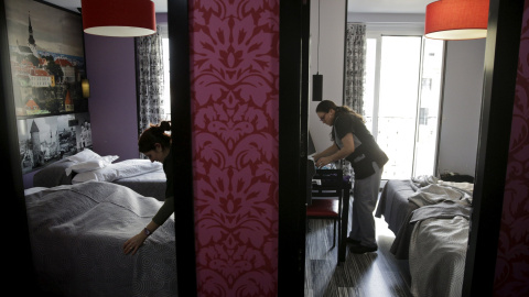 Dos camareras de piso en un hotel de Madrid. Reuters Dos camareras de piso en un hotel de Madrid. Reuters