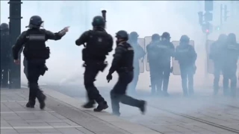 Los 'chalecos amarillos' se enfrentan con la PolicÃ­a en las calles de Nantes