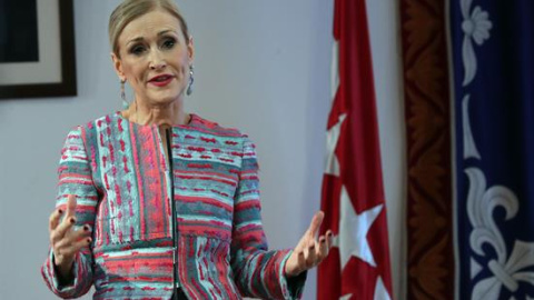 La presidenta madrileña, Cristina Cifuentes, durante la rueda de prensa ofrecida al final del pleno extraordinario de la Asamblea de Madrid. EFE/Zipi La presidenta madrileña, Cristina Cifuentes, durante la rueda de prensa ofrecida al final del pleno extraordinario de la Asamblea de Madrid. EFE/Zipi