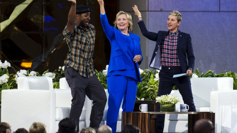 Hillary Clinton, en un momento del programa de Ellen Degeneres junto a la presentadora y al DJ 'Twitch'. - REUTERS Hillary Clinton, en un momento del programa de Ellen Degeneres junto a la presentadora y al DJ 'Twitch'. - REUTERS