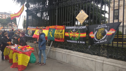Un hombre vende banderas de España y símbolos de la Policía Nacional y Guardia Civil en los aledaños de Colón Un hombre vende banderas de España y símbolos de la Policía Nacional y Guardia Civil en los aledaños de Colón