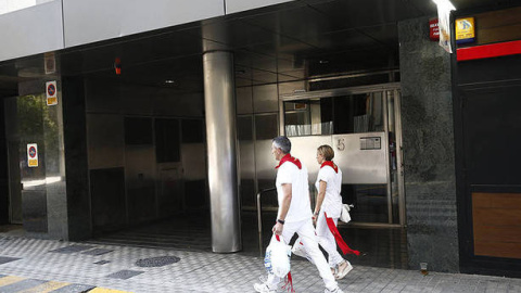 Los cinco acusados de una violación múltiple durante las fiestas de San Fermín declararán este viernes, por videoconferencia, ante el titular del Juzgado de Instrucción número 4 de Iruñea. Los cinco acusados de una violación múltiple durante las fiestas de San Fermín declararán este viernes, por videoconferencia, ante el titular del Juzgado de Instrucción número 4 de Iruñea.