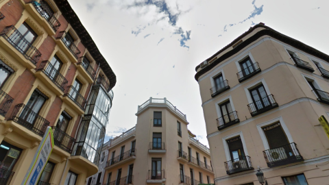 La calle Amor de Dios de Madrid en su cruce con Moratín, a la altura de la calle Atocha, junto a la parada de metro de Antón Martín. La calle Amor de Dios de Madrid en su cruce con Moratín, a la altura de la calle Atocha, junto a la parada de metro de Antón Martín.