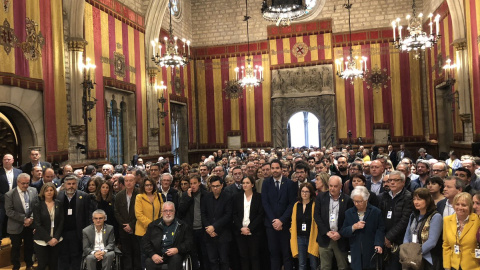 Foto final amb tots els alcaldes i alcaldesses que han assistit a l'acte en defensa d'un judici just. Associació Catalana de Municipis