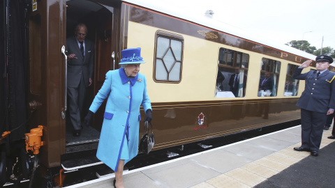 La reina Isabel se baja del tren en la estación Newtongrange, en Escocia, 9 de septiembre de 2015. La reina ha inaugurado oficialmente el nuevo Scottish Borders Ferrocarril en el día en que se ha convertido en la monarca con más años de rei