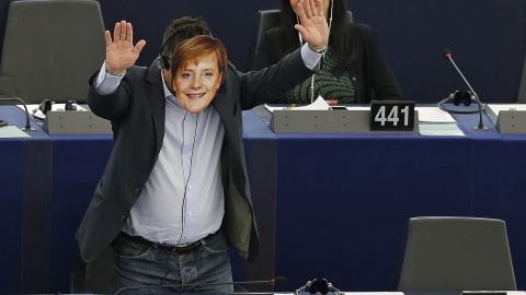 El eurodiputado italiano Gianluca Buonanno se coloca una máscara de Angela Merkel, durante el discurso del presidente de la Comisión Europea, Jean-Claude Juncker en el Parlamento Europeo en Estrasburgo, Francia, 09 de septiembre de 2015. RE