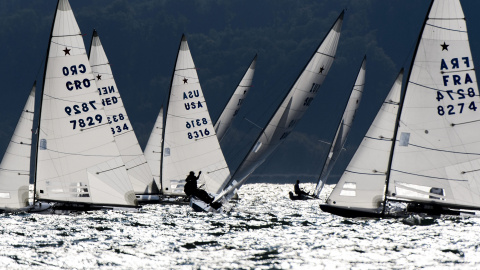 Veleros participan en la ronda de clasificación del SSL Lake Grand Slam, incluido en la Star Sailors League, en el lago Neuchatel en Grandson (Suecia), hoy 9 de septiembre de 2015./EFE/Jean-Christophe Bott