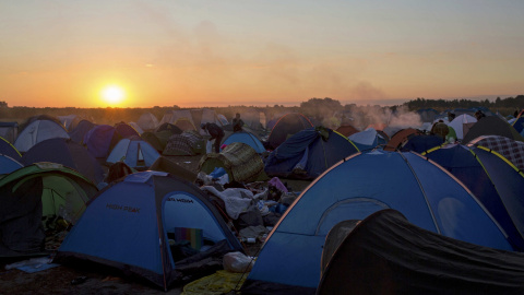 Fogatas al amanecer para dar calor a los inmigrantes en el punto de recogida en el pueblo de Röszke, Hungría 9 de septiembre de 2015. REUTERS / Marko Djurica