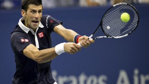 Novak Djokovic de Serbia golpea la pelota ante Feliciano López de España durante su partido de cuartos de final en el torneo de tenis Open de Estados Unidos en Nueva York, ayer. REUTERS / Carlo Allegri