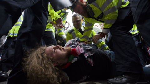Un manifestante pro-palestina retenido por la policía durante una protesta frente a las puertas de Downing Street en Londres el 9 de septiembre de 2015/. AFP PHOTO / JUSTIN TALLIS