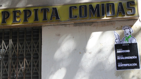 Un cartel critica en tono sarcástico el cierre que ha sufrido este restaurante víctima de la gentrificación.- A.B. Un cartel critica en tono sarcástico el cierre que ha sufrido este restaurante víctima de la gentrificación.- A.B.