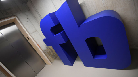 Un logo de Facebook en su sede en Londres. REUTERS/Toby Melville Un logo de Facebook en su sede en Londres. REUTERS/Toby Melville