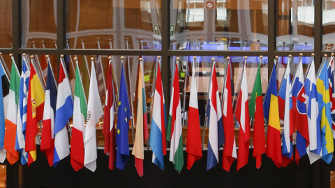 Las banderas de la Unión Europea en una sala de la Comisión / REUTERS Las banderas de la Unión Europea en una sala de la Comisión / REUTERS