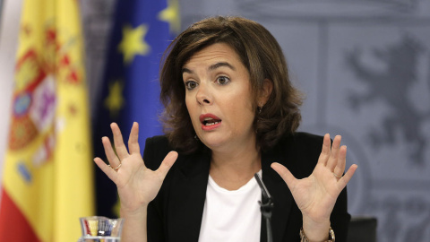 La vicepresidenta en funciones del Gobierno, Soraya Sáenz de Santamaría, durante la rueda de prensa posterior al Consejo de Ministros. EFE La vicepresidenta en funciones del Gobierno, Soraya Sáenz de Santamaría, durante la rueda de prensa posterior al Consejo de Ministros. EFE