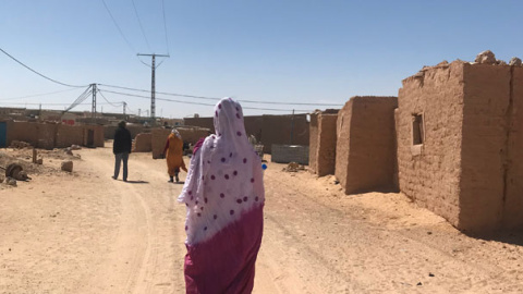 Una mujer andando por Smara, uno de los campamentos de refugiados saharauis en Argelia. / J.G Una mujer andando por Smara, uno de los campamentos de refugiados saharauis en Argelia. / J.G