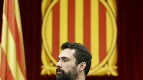 El presidente del Parlament, Roger Torrent, durante el pleno de la cámara catalana. | ANDREU DALMAU (EFE) El presidente del Parlament, Roger Torrent, durante el pleno de la cámara catalana. | ANDREU DALMAU (EFE)