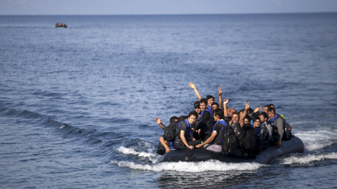 Refugiados llegan a la isla griega de Lesbos en una embarcación hinchable. REUTERS Refugiados llegan a la isla griega de Lesbos en una embarcación hinchable. REUTERS