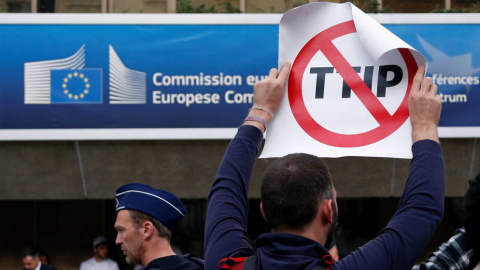 Manifestación contra el Transatlantic Trade and Investment Partnership (TTIP). REUTERS Manifestación contra el Transatlantic Trade and Investment Partnership (TTIP). REUTERS