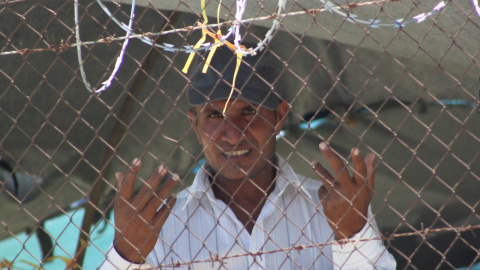 Un hombre protesta tras las alambrada de espino colocada en el campo de Moria, en la isla de Lesbos. - TOMÁS PARRA