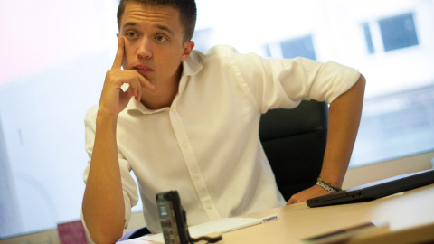 El secretario de Política y número dos de Podemos, Íñigo Errejón, en su despacho en la sede de la formación, en la madrileña calle Princesa. CHRISTIAN GONZÁLEZ