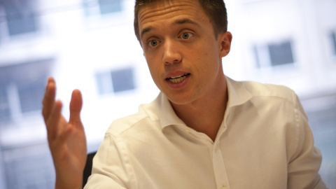 El secretario de Política y número dos de Podemos, Íñigo Errejón, en su despacho en la sede de la formación, en la madrileña calle Princesa. CHRISTIAN GONZÁLEZ