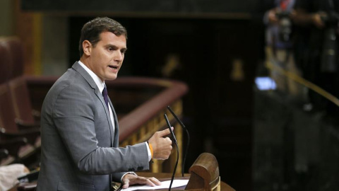 El líder de Ciudadanos, Albert Rivera, durante su intervención en la tercera sesión del debate de investidura, esta tarde en el Congreso de los Diputados. EFE/JuanJo Martín El líder de Ciudadanos, Albert Rivera, durante su intervención en la tercera sesión del debate de investidura, esta tarde en el Congreso de los Diputados. EFE/JuanJo Martín