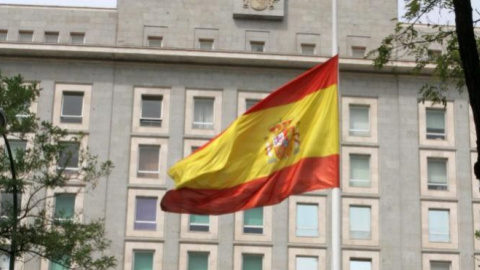 La bandera española a media asta ante la fachada del Ministerio de Defensa, en una imagen de 2015. EFE La bandera española a media asta ante la fachada del Ministerio de Defensa, en una imagen de 2015. EFE