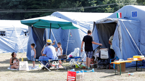 Varias familias permanecen en el exterior de las tiendas instaladas por las autoridades italianas para acoger a los afectados por el seísmo. - REUTERS Varias familias permanecen en el exterior de las tiendas instaladas por las autoridades italianas para acoger a los afectados por el seísmo. - REUTERS