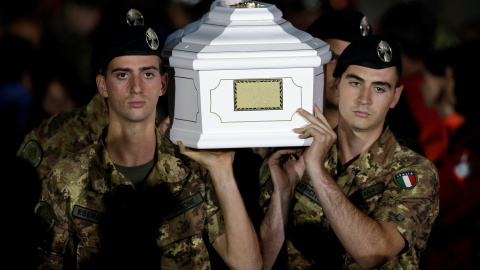 Soldados italianos transportan el féretro de una de las víctimas mortales del terremoto. - REUTERS Soldados italianos transportan el féretro de una de las víctimas mortales del terremoto. - REUTERS