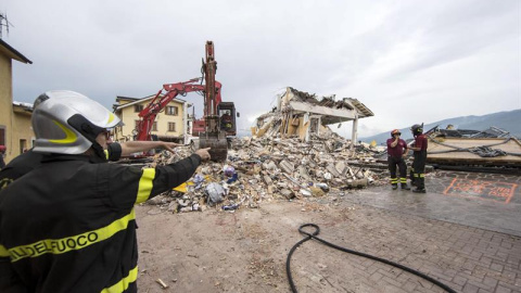 Un equipo de rescate trabajando en operaciones de desescombro en la localidad de Amatrice, Italia. EFE/Massimo Percossi Un equipo de rescate trabajando en operaciones de desescombro en la localidad de Amatrice, Italia. EFE/Massimo Percossi