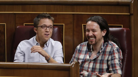 Los dirigentes de Podemos Pablo Iglesias e Iñigo Errejón, en sus escaños durante el debate. - EFE Los dirigentes de Podemos Pablo Iglesias e Iñigo Errejón, en sus escaños durante el debate. - EFE