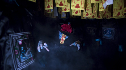 Un hombre vestido de zombie actua durante la promoción de la próxima Ocean Park de Halloween Fest en Hong Kong. REUTERS