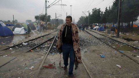 Un hombre de refugiado sirio camina cerca de la frontera entre Grecia y Macedonia. REUTERS