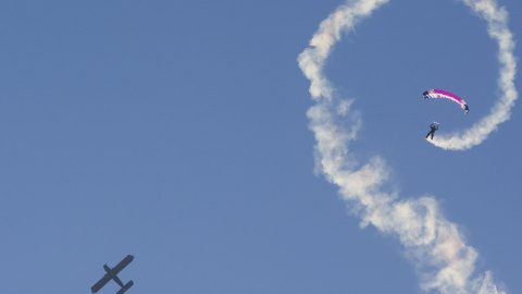 Un soldado de las Fuerzas Aéreas del Ejército de Liberación del Pueblo Chino hace un salto en paracaídas durante una exhibición acrobática en el aeropuerto de Changchun. REUTERS