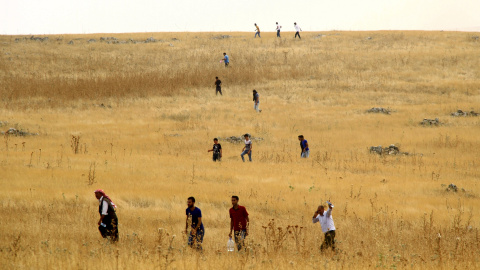 Miembros y simpatizantes del Partido Democrático del Pueblo a favor de Kurdos ( HDP ) a pie de la ciudad suroriental de Cizre, cerca de Idil, en la provincia de Sirnak. REUTERS