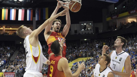 El español Pau Gasol encesta junto a su compañero Felipe Reyes, ante los alemanes Robin Benzing, Heiko Schaffartzik y Tibor Pleiss durante el partido del grupo B que enfrentó a ambas selecciones en el Eurobasket 2015 de Berlín. EFE/Rainer J