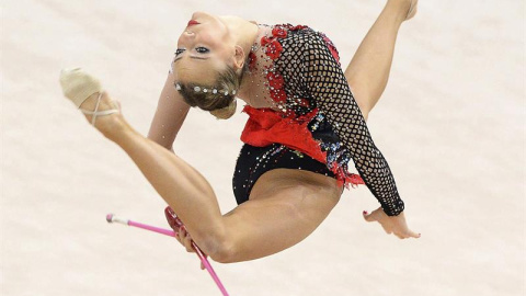 La austriaca Nicol Ruprecht realiza su ejercicio de mazas durante la clasificación individual de clubes en los Mundiales de Gimnasia Rítmica en Stuttgart (Alemania). EFE/Bernd Weissbrod