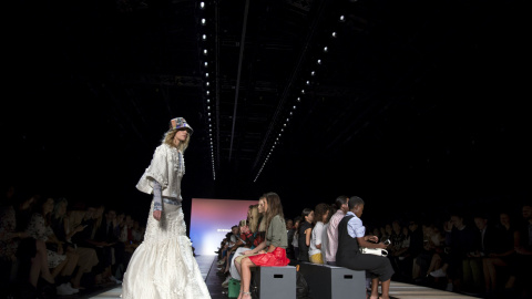Una modelo presenta un diseño de la colección BCBGMAXAZRIA primavera/verano 2016 durante la New York Fashion Week en Nueva York. REUTERS/Andrew Kelly