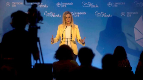 La presidenta de la Comunidad de Madrid, Cristina Cifuentes, durante su intervención en la convención nacional del Partido Popular, hoy en Sevilla. /EFE La presidenta de la Comunidad de Madrid, Cristina Cifuentes, durante su intervención en la convención nacional del Partido Popular, hoy en Sevilla. /EFE