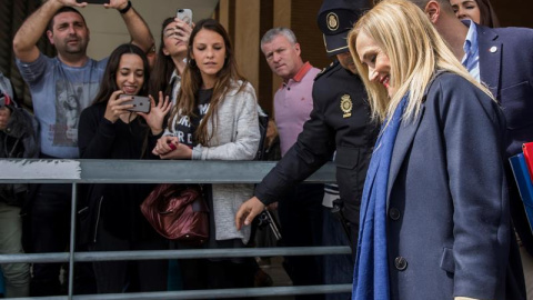Cristina Cifuentes se dirige a la Convención Nacional del PP en Sevilla. / EFE Cristina Cifuentes se dirige a la Convención Nacional del PP en Sevilla. / EFE