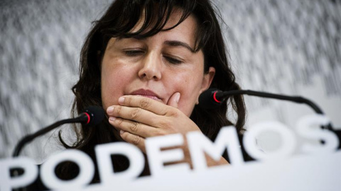 La secretaria de Acción Institucional de Podemos, Auxiliadora Honorato, durante la rueda de prensa que ofreción tras la reunión de la Ejecutiva un día después de que el candidato de IU a la Presidencia del Gobierno, Alberto Garzón, se haya 