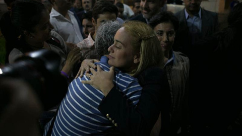 La esposa del dirigente opositor venezolano Leopoldo López, Lilian Tintori, abraza a un seguidor tras conocer la sentencia. / FABIOLA FERRERO (EFE) La esposa del dirigente opositor venezolano Leopoldo López, Lilian Tintori, abraza a un seguidor tras conocer la sentencia. / FABIOLA FERRERO (EFE)