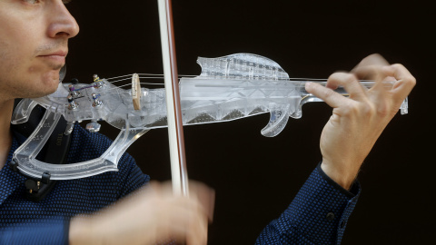 El ingeniero francés y violinista profesional Laurent Bernadac toca un violín impreso en 3D en París. REUTERS