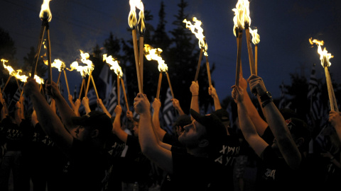Partidarios de Golden Dawn levantan antorchas mientras que participan en una ceremonia en las Termópilas. REUTERS